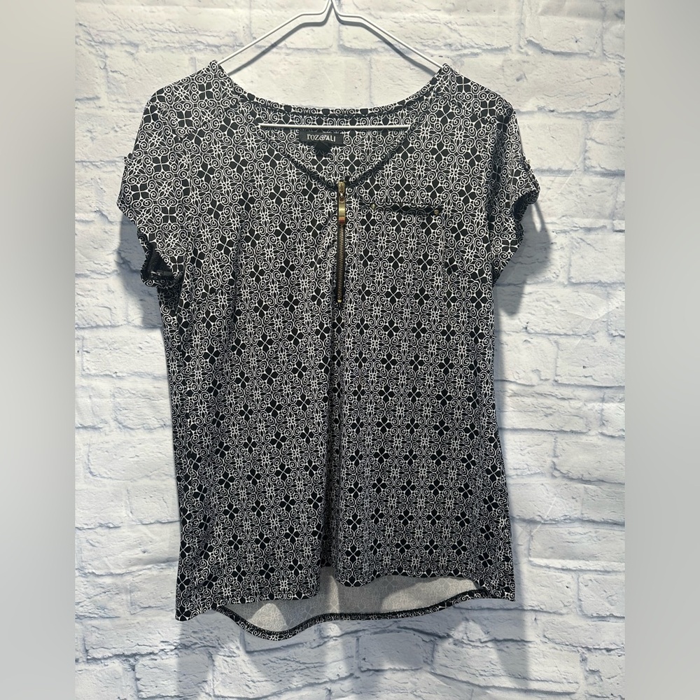 Black and White Women’s Roz & Ali Blouse Size Small.